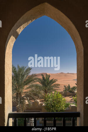 Vista panoramica del deserto attraverso il passaruota Foto Stock