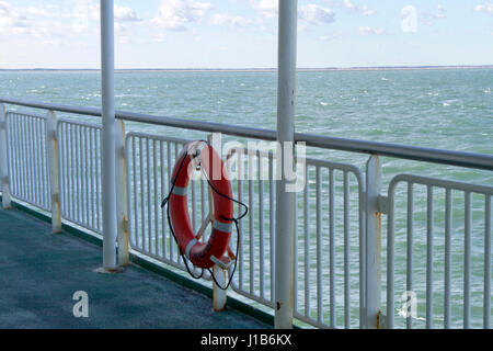 Un traghetto attraversa acqua aperta con una vita Saver appeso ad anello sul lato rampa a essere rapidamente accessibili Foto Stock