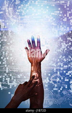 Pressatura a mano i circuiti del braccio Foto Stock