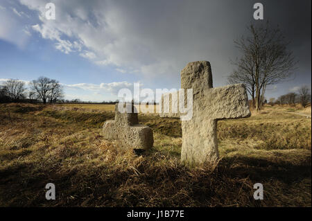 Croci della penitenza sono monolitici, semplici e rigorose forme di pietra a forma di croce sollevata da assassini nel luogo dell'assassinio. Foto Stock