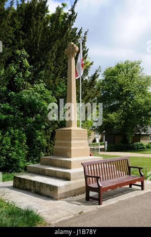 War Memorial, Biddenham, Bedfordshire, è stato progettato da Federico Landseer Griggs e presentato il 18 maggio 1922. Foto Stock