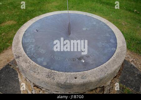 Sun Dial , Biddenham, Bedfordshire, presentato al villaggio di Richard Wingfield per commemorare il millennio. Svelata dalla gioia Bean BEM 1 Gennaio Foto Stock