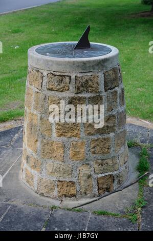 Sun Dial , Biddenham, Bedfordshire, presentato al villaggio di Richard Wingfield per commemorare il millennio. Svelata dalla gioia Bean BEM 1 Gennaio Foto Stock