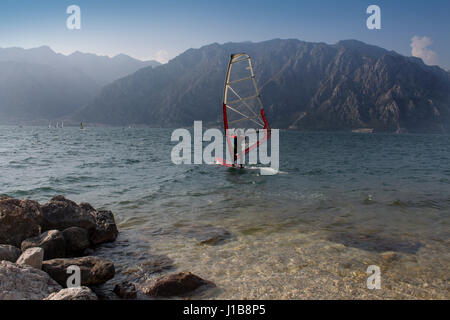 Imbarcazione a vela in windy summerday sul lago di Garda Italia Foto Stock