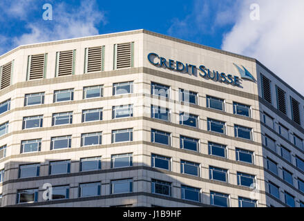 Logo di Credit Suisse sul lato del loro edificio per uffici a Canary Wharf, Docklands, Londra, Inghilterra Foto Stock