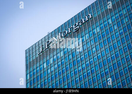 Segno del logo di JP Morgan banca sul lato della loro sede europea edificio per uffici a Canary Wharf, Docklands, Londra Foto Stock