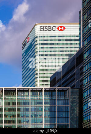 Logo o segno per HSBC Bank sul lato della loro sede principale edificio per uffici a Canary Wharf, Docklands, Londra, Inghilterra Foto Stock