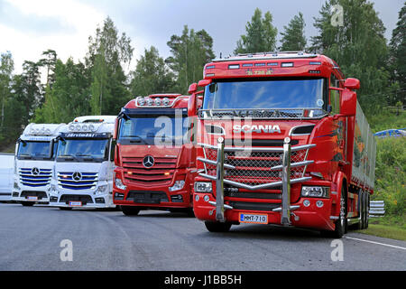 HAMEENLINNA, Finlandia - Luglio 16, 2016: Scania R730 carrello ribaltabile con grande bull bar di Virta e Mercedes-Benz Actros camion sul display della T annuale Foto Stock