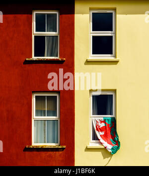 Il Welsh bandiera che da una finestra in Aberystwyth, Galles Foto Stock