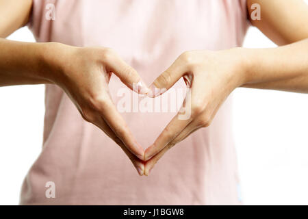 Una donna di mani formando un simbolo del cuore Foto Stock