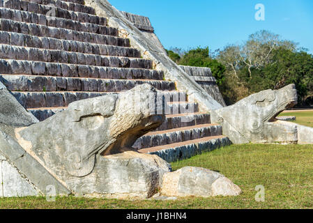 Grandi teste di serpente alla base di El Castillo, la piramide di Chichen Itza in Messico Foto Stock