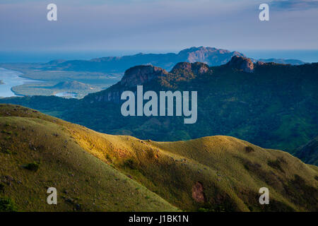 Panama paesaggio di montagne in ultima luce del sole sera nel Parco Nazionale di Altos de Campana, Repubblica di Panama, America Centrale. Foto Stock