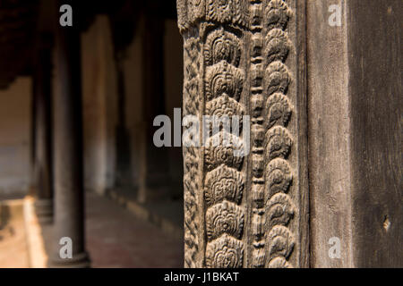 India, Kanyakumari distretto. Padmanabhapuram Palace, c. 1601 annuncio, il più grande palazzo di legno in India. Tempio del cortile, dettaglio di architettura del Kerala. Foto Stock