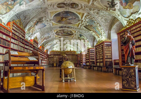 Il monastero di Strahov è attivo un luogo di pellegrinaggio, un prezioso museo e una famosa biblioteca, tenendo un incredibile numero di volumi rari. Foto Stock