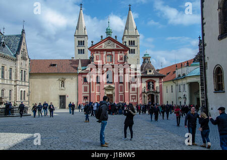 Basilica di San Giorgio e è la più antica chiesa superstite edificio all'interno del Castello di Praga. La basilica fu fondata da Vratislaus I di Boemia nel 920. Foto Stock