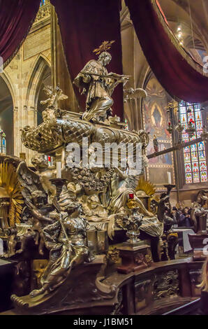 Il castello di Praga con la Metropolitan Cattedrale dei Santi Vito, Venceslao e Adalberto e la tomba di Giovanni di Nepomuk Foto Stock