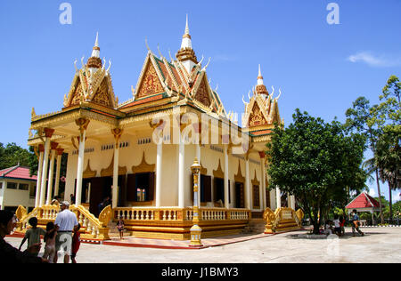 Bellissimo Tempio Buddist in Sihanoukville, Cambogia, costruito in uno stile tradizionale. Wat Krom Foto Stock