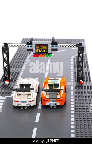 Tambov, Federazione Russa - Giugno 27, 2015 Due Lego Porsche 911 GT auto da corsa da Lego campioni di velocità permanente sulla linea di partenza. Sfondo bianco. Studio Foto Stock