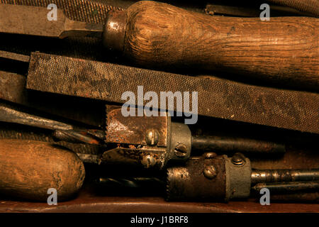 Il mio papà della cassettiera per utensili. 2017. Quando il mio papà è morto che ho ereditato il suo torace lo strumento che è stato riempito con dispositivi meraviglioso e ricordi. L'odore di vecchio tob Foto Stock