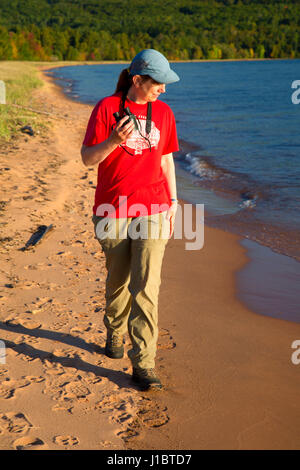 Escursionista presso la spiaggia sul lago Superiore, Bayview Park, Bayview, Wisconsin Foto Stock