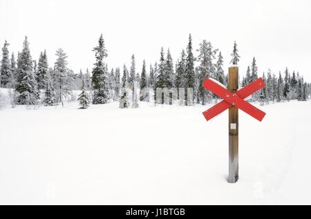Indicatore di percorso attraverso artico paesaggio invernale Foto Stock