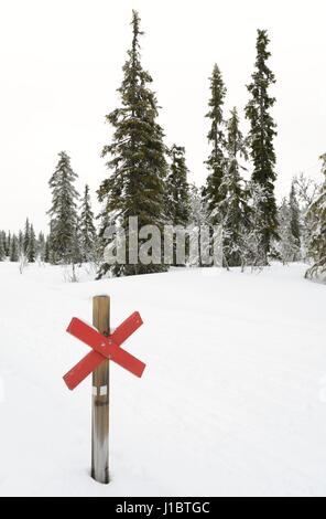 Indicatore di percorso attraverso artico paesaggio invernale Foto Stock