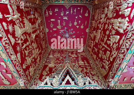 Laccato rosso-verde-vetrato dorato soffitto portico-SW.facciata di HawPhaBang-WatHoPha Bang-Royal tempio costruito nel 1963 e nel 2006 AD.a casa il Buddha Phra Bang Foto Stock
