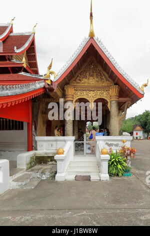 Luang Prabang, Laos-October 10, 2015: modelli vestito di nozze tradizionale stile Lao posa per il servizio fotografico in WatMaiSuwannaphumaham-New monastero trovato Foto Stock