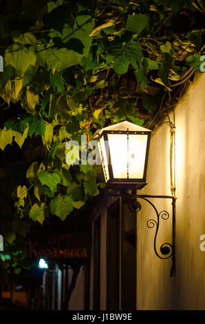 Vecchia strada lampada l'antica città di Tryavna in Bulgaria Foto Stock