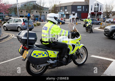 Psni funzionario di polizia polizia stradale su honda moto dirigere traffico alla rotatoria per Irlanda del Nord Foto Stock