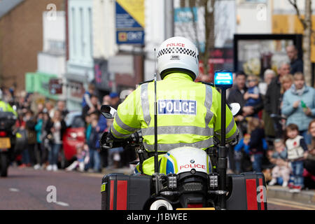 Psni funzionario di polizia polizia stradale su bmw moto durante la sfilata di un corteo in Irlanda del Nord Foto Stock