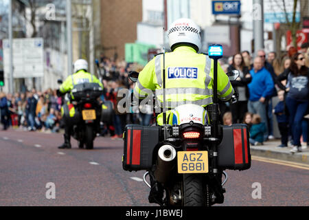 Psni funzionario di polizia polizia stradale su bmw moto durante la sfilata di un corteo in Irlanda del Nord Foto Stock