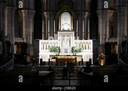Parigi, Francia - 29 dicembre 2013: persone in preghiera presso l altare illuminato del Sacré-Coeur basilica di Montmartre il 29 dicembre 2013 a Parigi. Foto Stock