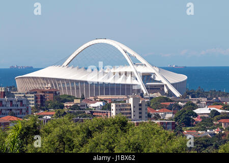 DURBAN, Sud Africa - 16 Aprile 2017: paesaggio urbano contro Mosè Mabhida Stadium e dello skyline di costiera a Durban, Sud Africa Foto Stock