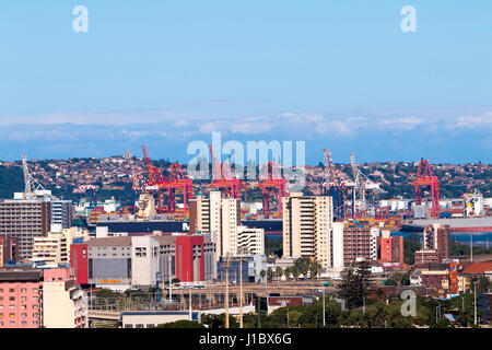 DURBAN, Sud Africa - 16 Aprile 2017: chiusura del Central Business District contro ormeggiate navi container e gru da carico nel porto e blue c Foto Stock