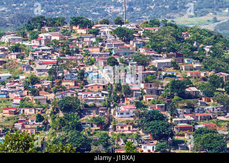 DURBAN, Sud Africa - 18 Aprile 2017: vista sopra di affollate di basso costo edilizia residenziale paesaggio di insediamento a Durban, Sud Africa Foto Stock