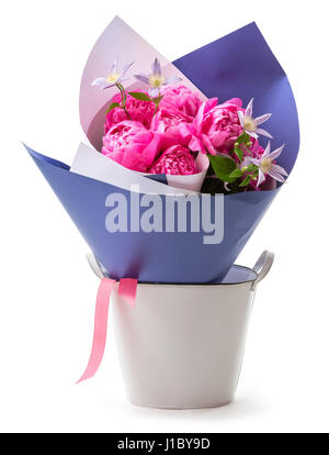 Bouquet di peonie rosa avvolto in carta su sfondo bianco Foto Stock