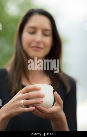Sarah Hedden tenendo una tazza di tè. Foto Stock