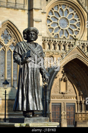 Rajah Rammohun Roy statua che si trova nella parte anteriore della Cattedrale di Bristol, College Green il padre del Rinascimento indiano Raja Ram Mohan Roy Foto Stock