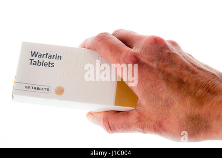 Femmina di mano che tiene il pacchetto di Warfarin compresse Foto Stock