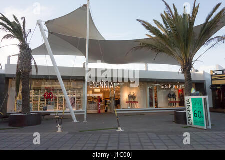 Un cittadino spagnolo azienda denominata Esennia specializzata nella produzione di profumi e cosmetici in Puerto del Carmen, Lanzarote. Foto Stock