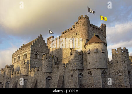 Medievale Castello di Gravensteen o castello dei conti in una giornata di sole, Gand, Fiandre Foto Stock