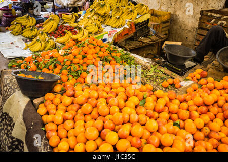 Mercato del Fes Medina è piena di varie merci, Marocco Foto Stock