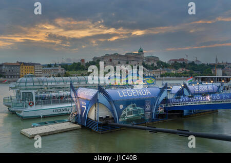 Budapest è una città bellissima suddivisa per il possente fiume Danubio Foto Stock