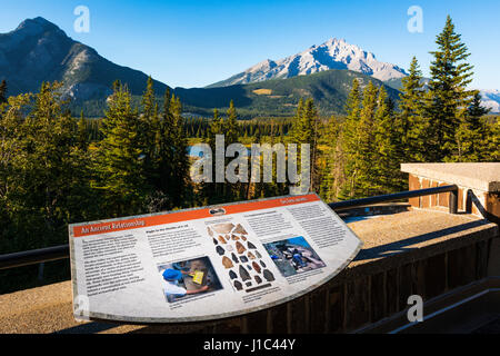 Display interpretative che si affaccia sulla valle di prua, grotta e Basin National Historic Site, il Parco Nazionale di Banff, Alberta, Canada Foto Stock