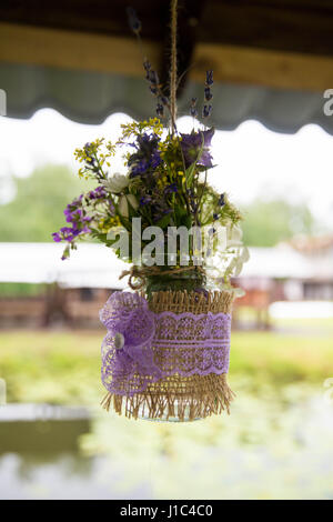 Un mazzo di fiori selvatici appesi in strada. Close-up. Decorazioni per matrimoni. Foto Stock