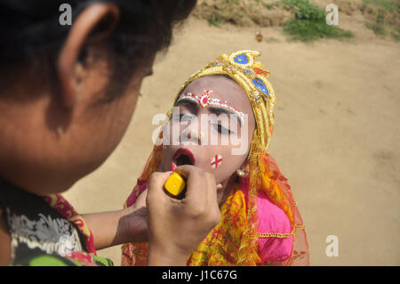 'Shiber Gajan", una festa tradizionale della comunità indù - 13/04/2017 - India / Tripura / Agartala - INDIA, TRIPURA-aprile 13:Folk bambini artisti impegnati nel trovare il make-up che anticipa di 'Shiber Gajan", una festa tradizionale della comunità Indù nella periferia di Agartala città in Tripura. Nel Bengala e aree di lingua bengali popolino, Gajan è un festival unico celebrato negli ultimi due giorni Chaitra che segna la fine del Bengali Anno Nuovo. Il festival di solito inizia a metà aprile. Sebbene Gajan è principalmente un festival della comunità agricola, è largamente praticata dalla quotidiana wa Foto Stock