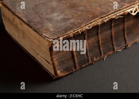 Primo piano del coperchio di un 200 anno vecchia Bibbia. Foto Stock