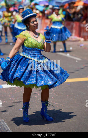 Morenada ballerini in tradizionale costume andina di eseguire l'annuale Carnaval Andino con la Fuerza del Sol a Arica, Cile. Foto Stock