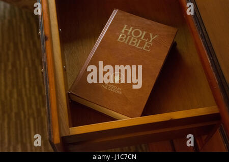 Gideons la bibbia in hotel camera cassetto al posto letto Foto Stock